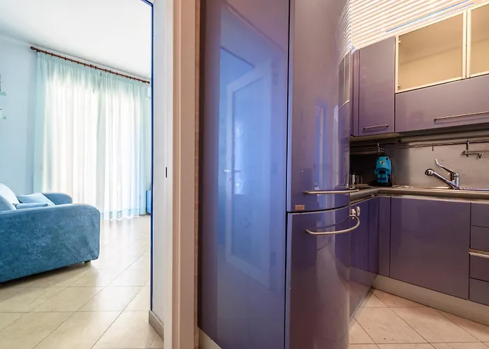 Via Nuova Marina 121 - 2 * Naples